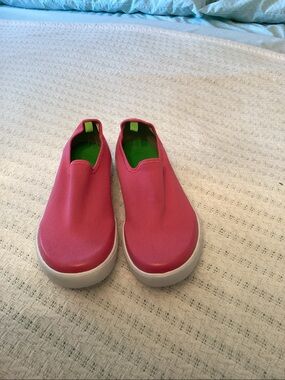 OOFOS oomega eezee low canvas slip-on Neon Berry size 9